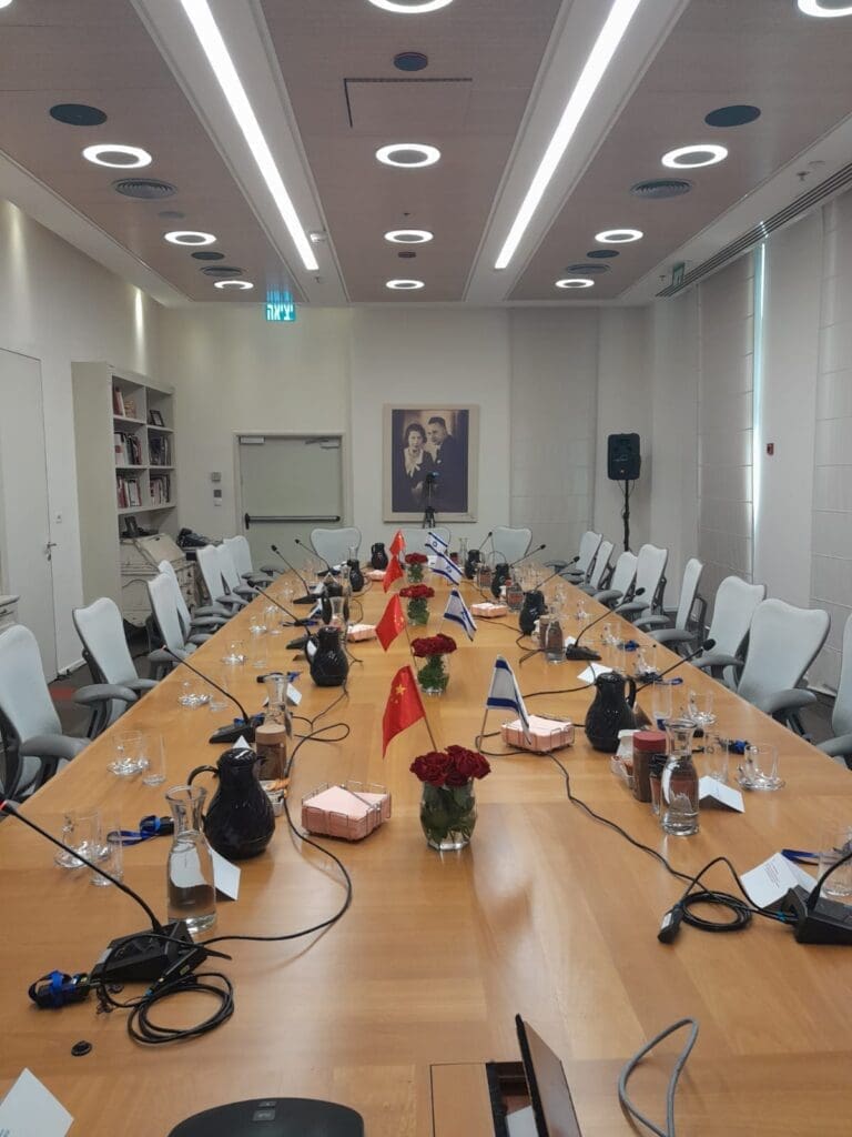 האתגרים בתפעול מערכות תרגום סימולטני באירועים מרובי משתתפים